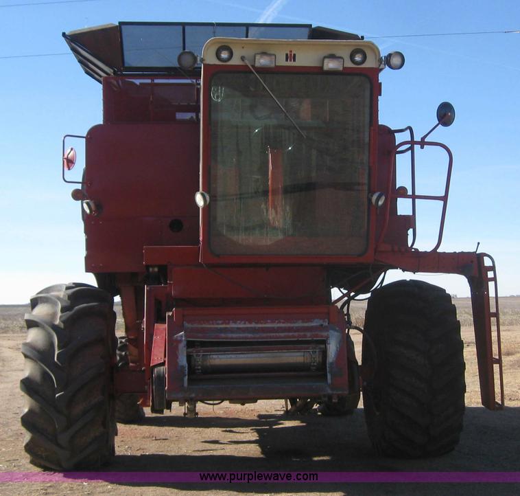 image for item 3255 1983 International 1480 combine