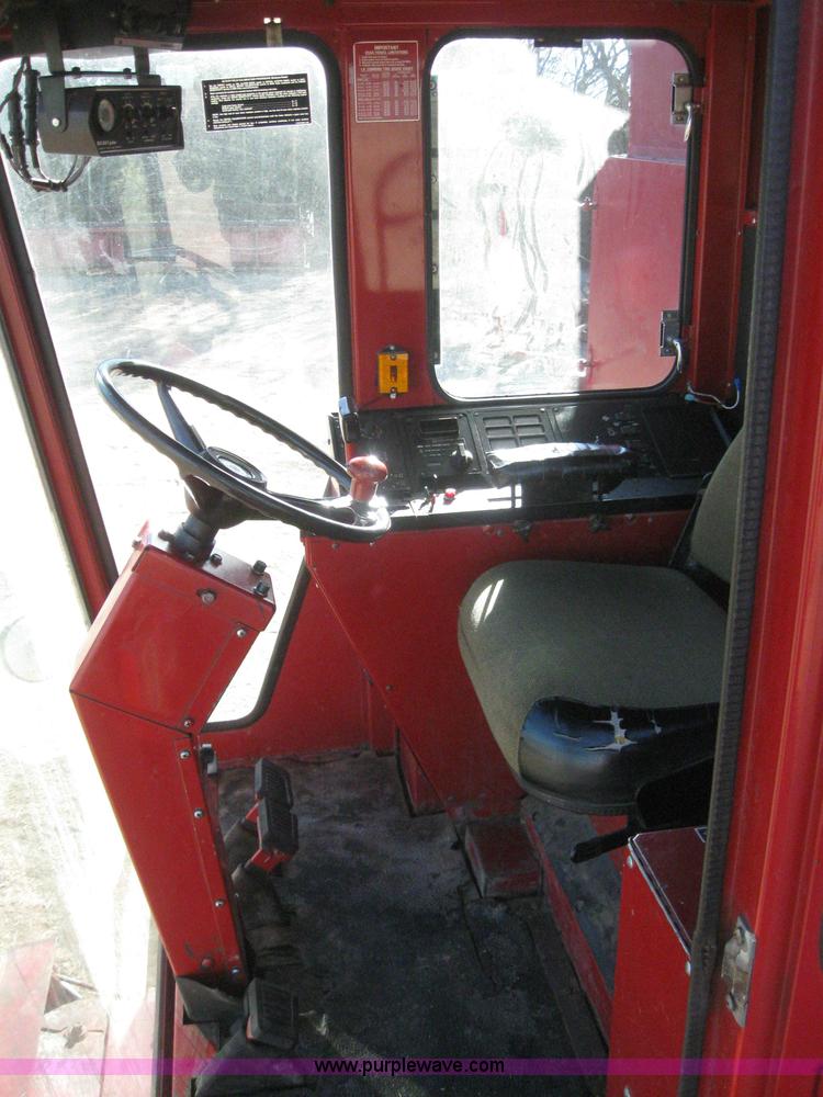 image for item 3255 1983 International 1480 combine