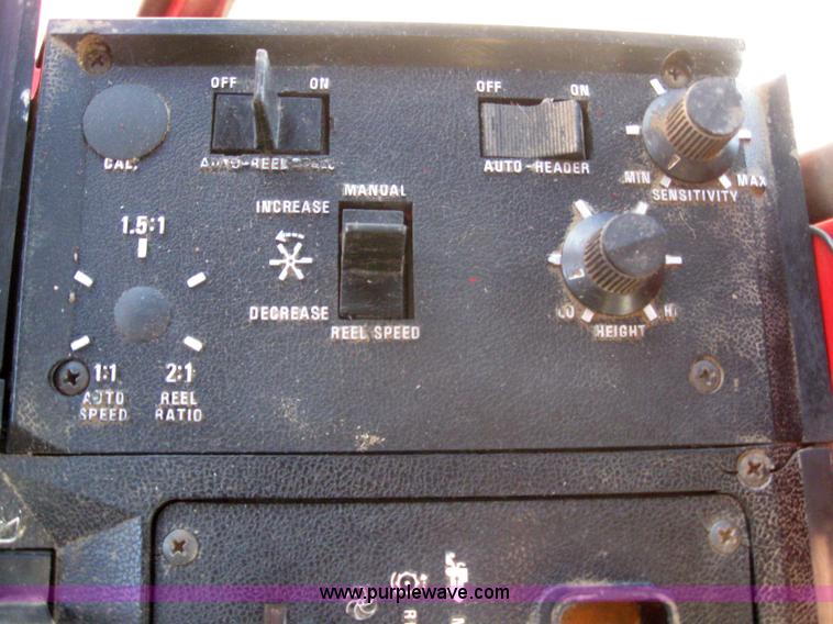 image for item 3255 1983 International 1480 combine