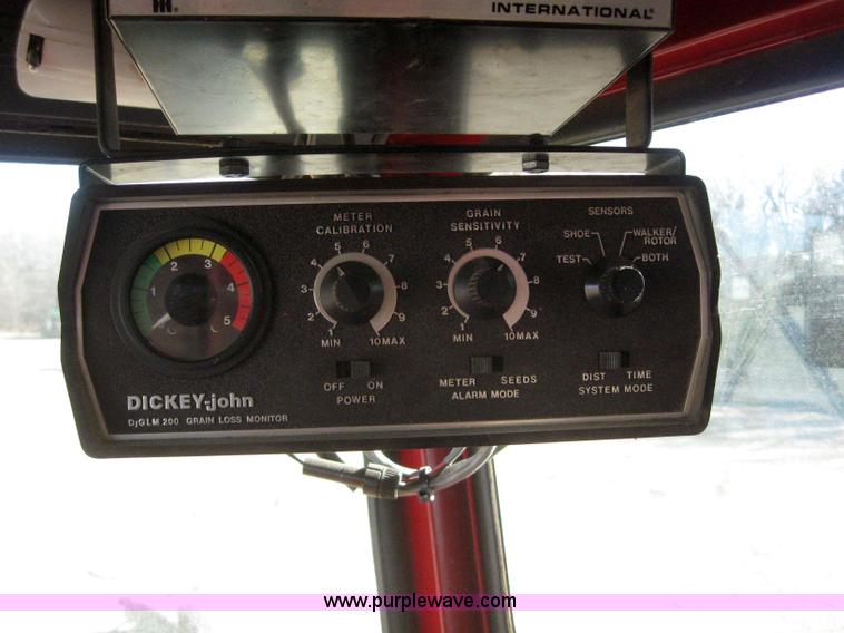 image for item 3255 1983 International 1480 combine