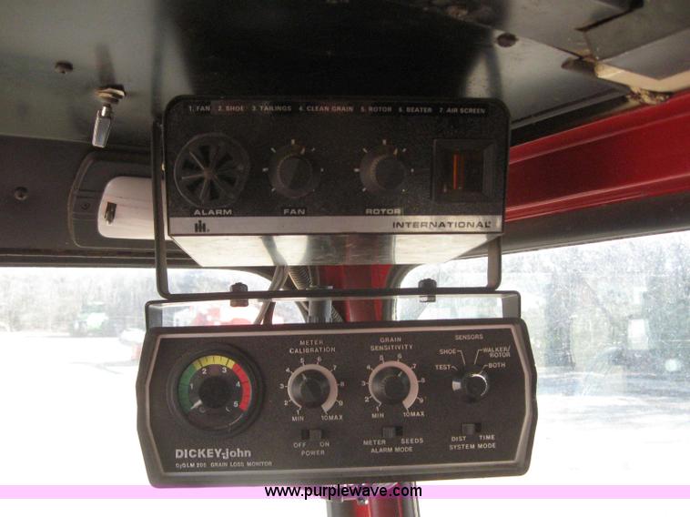 image for item 3255 1983 International 1480 combine