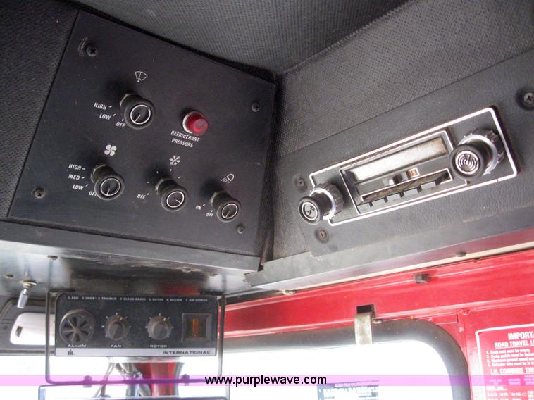 image for item 3255 1983 International 1480 combine