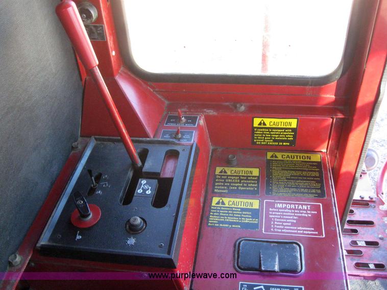 image for item 3255 1983 International 1480 combine