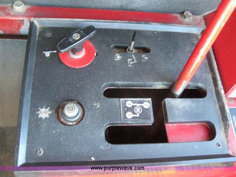 image for item 3255 1983 International 1480 combine