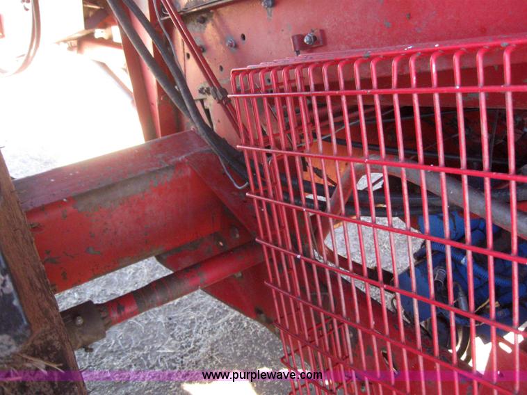 image for item 3255 1983 International 1480 combine