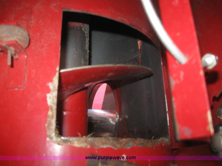 image for item 3255 1983 International 1480 combine