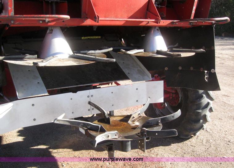 image for item 3255 1983 International 1480 combine