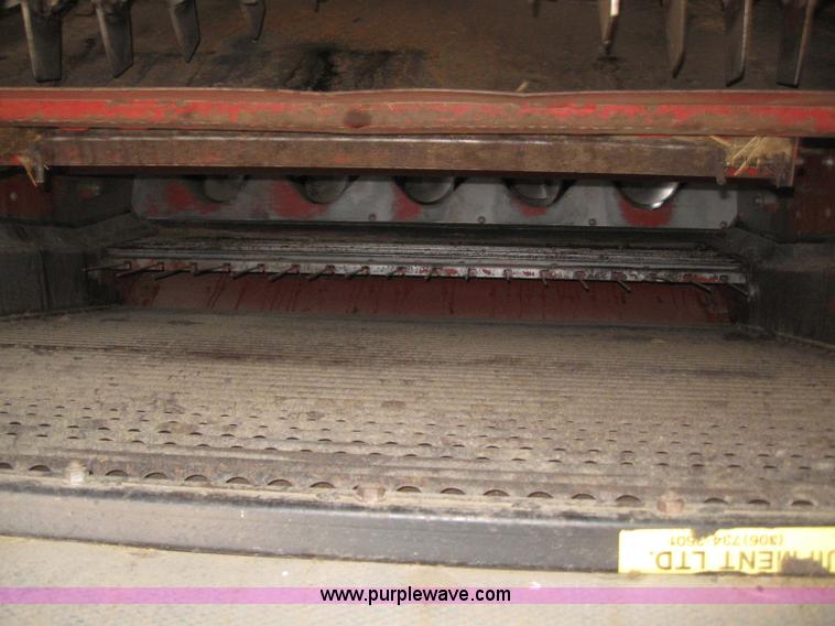 image for item 3255 1983 International 1480 combine