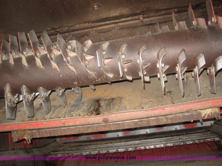 image for item 3255 1983 International 1480 combine