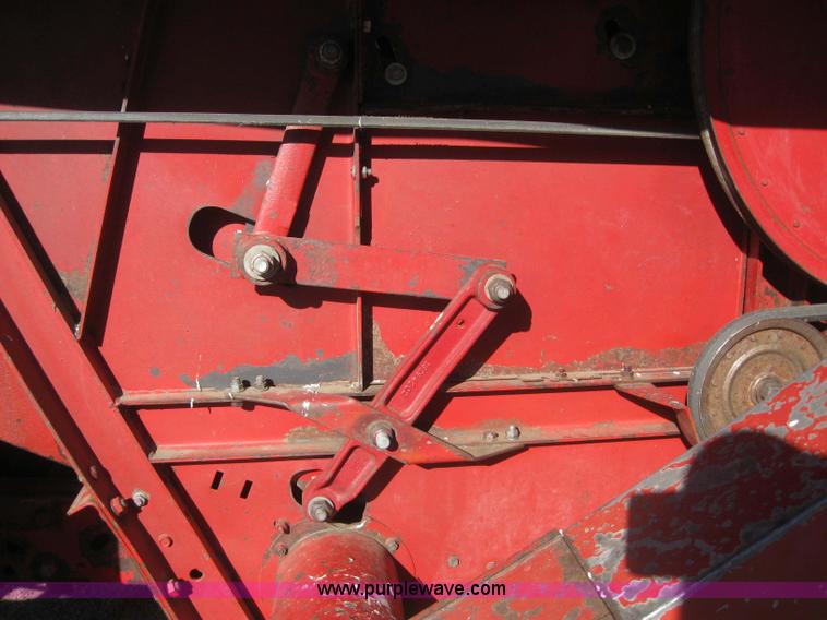 image for item 3255 1983 International 1480 combine