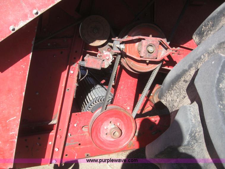 image for item 3255 1983 International 1480 combine