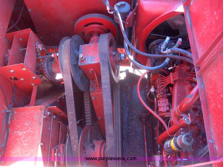 image for item 3255 1983 International 1480 combine