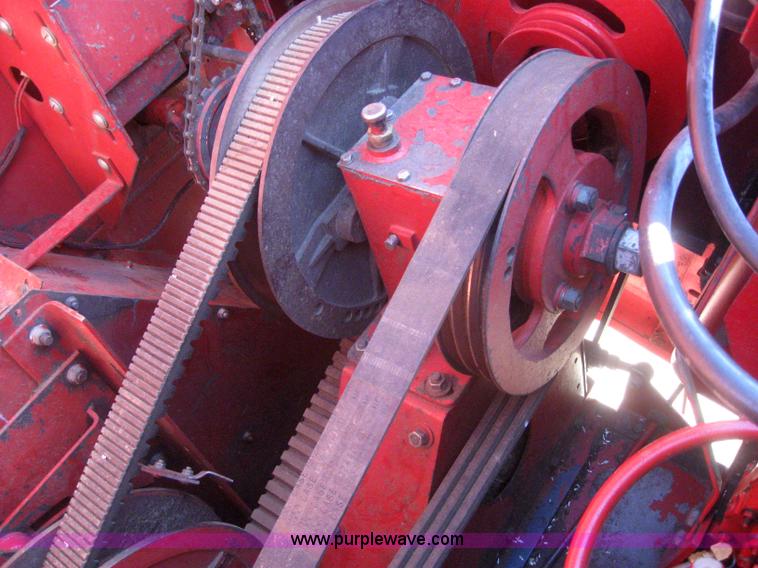 image for item 3255 1983 International 1480 combine