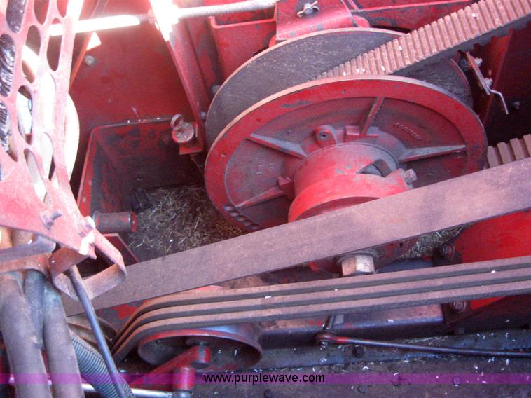 image for item 3255 1983 International 1480 combine