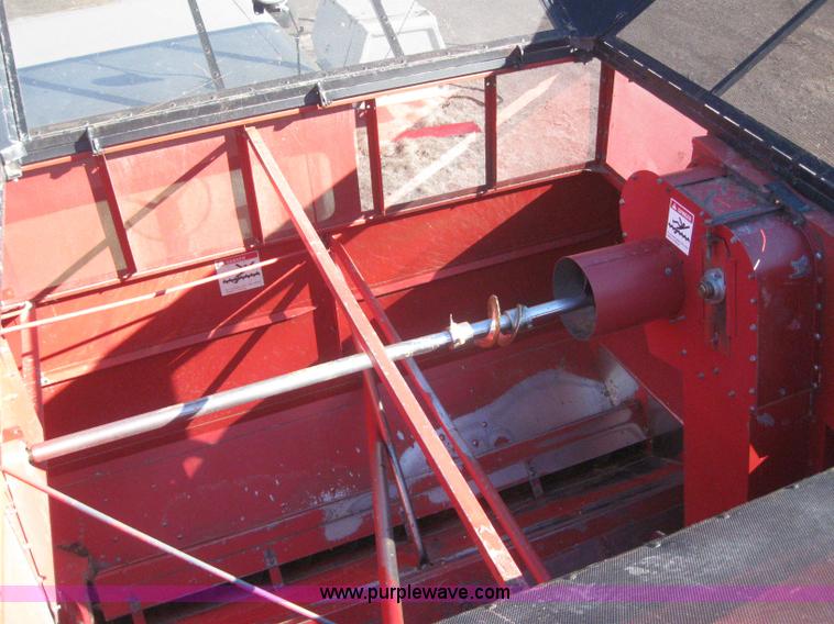 image for item 3255 1983 International 1480 combine