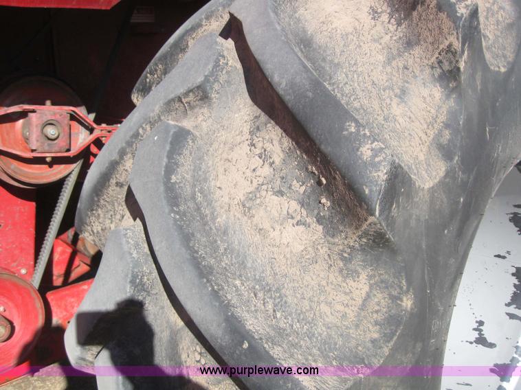 image for item 3255 1983 International 1480 combine