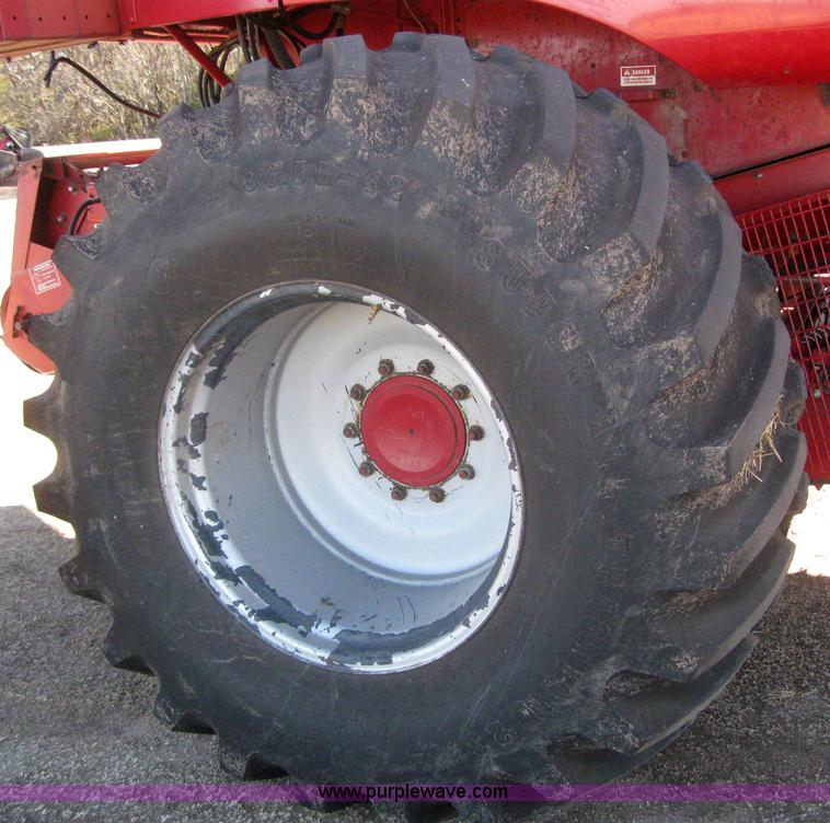 image for item 3255 1983 International 1480 combine