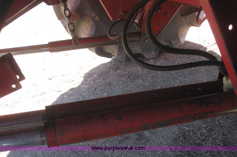 image for item 3255 1983 International 1480 combine