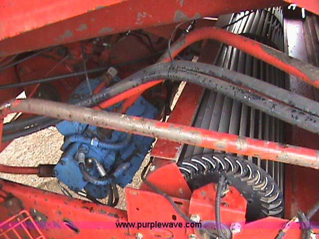 image for item 3255 1983 International 1480 combine