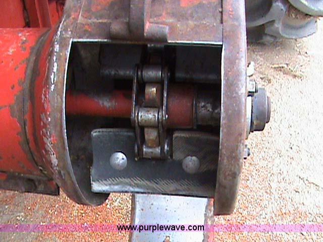 image for item 3255 1983 International 1480 combine