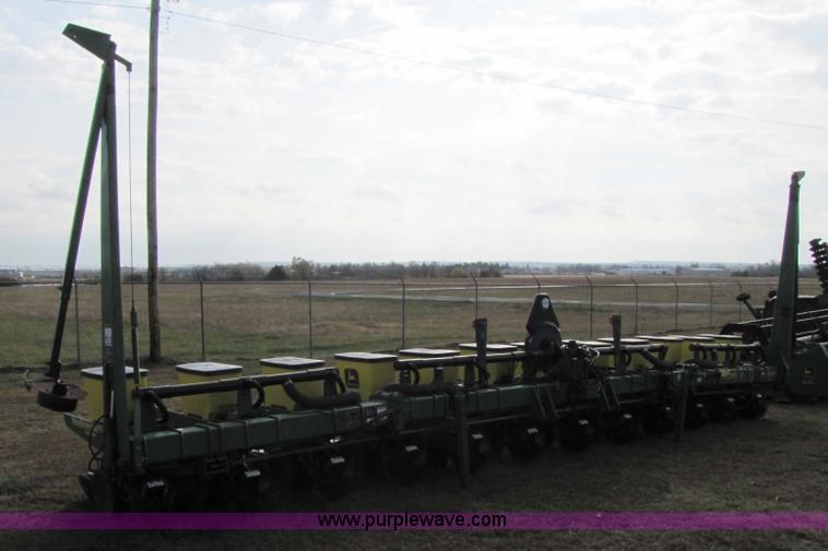 image for item 3635 1999 John Deere 1710 Max Emerge Plus planter