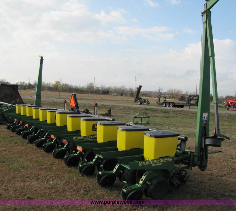 image for item 3635 1999 John Deere 1710 Max Emerge Plus planter