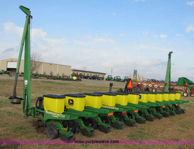 image for item 3635 1999 John Deere 1710 Max Emerge Plus planter