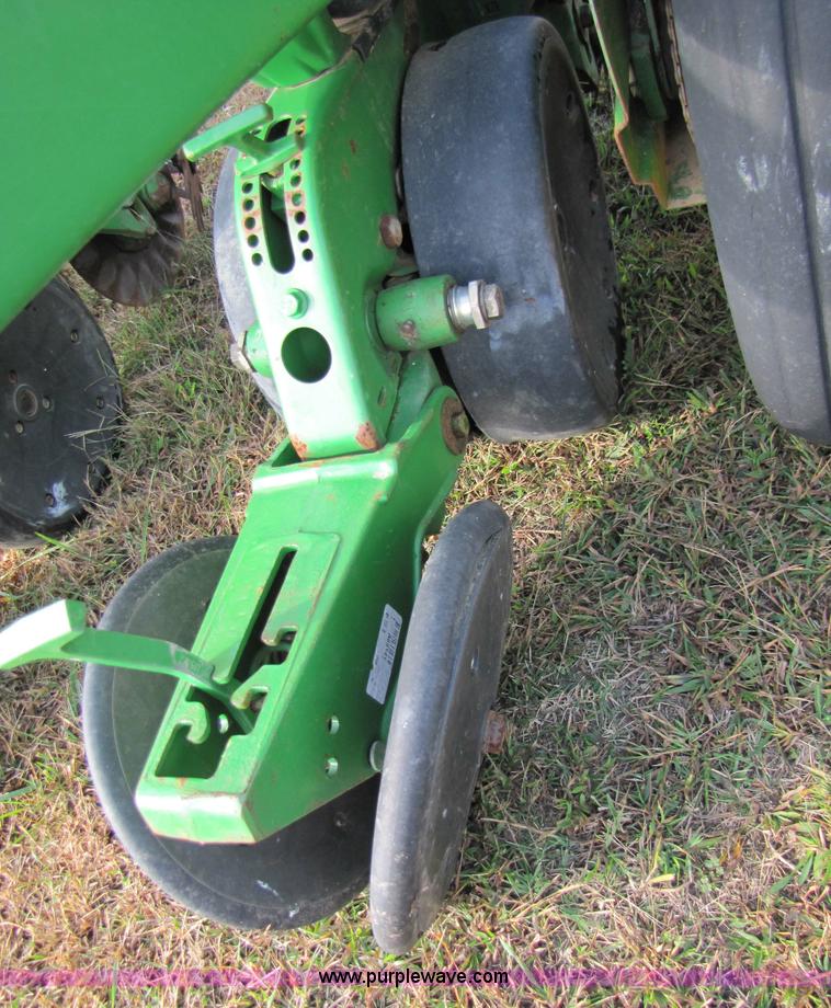 image for item 3635 1999 John Deere 1710 Max Emerge Plus planter