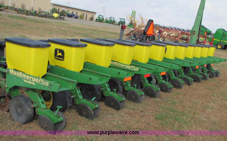 image for item 3635 1999 John Deere 1710 Max Emerge Plus planter