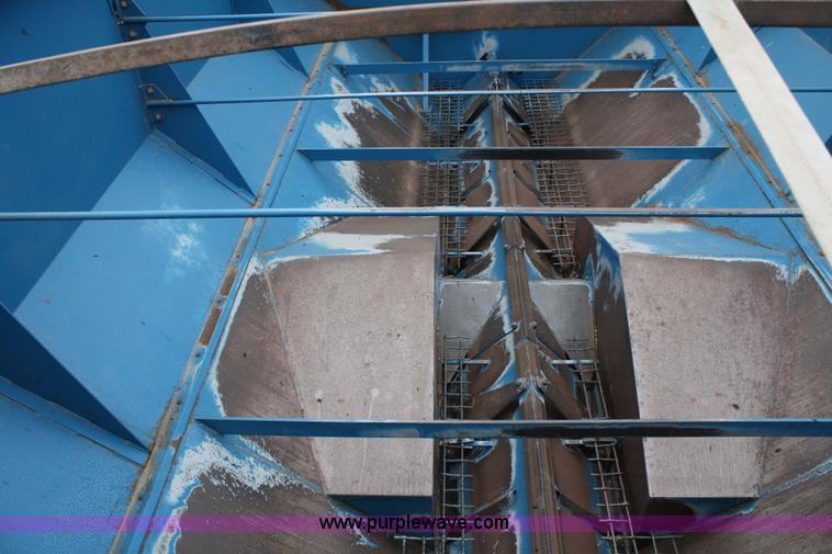 image for item 4803 1996 Kinze 1040 grain cart