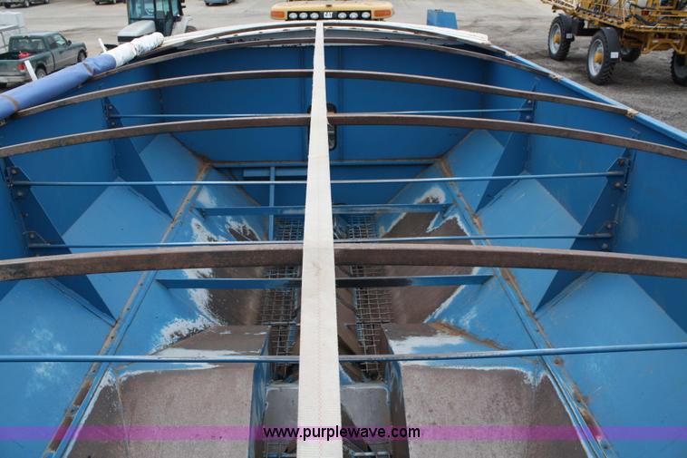 image for item 4803 1996 Kinze 1040 grain cart