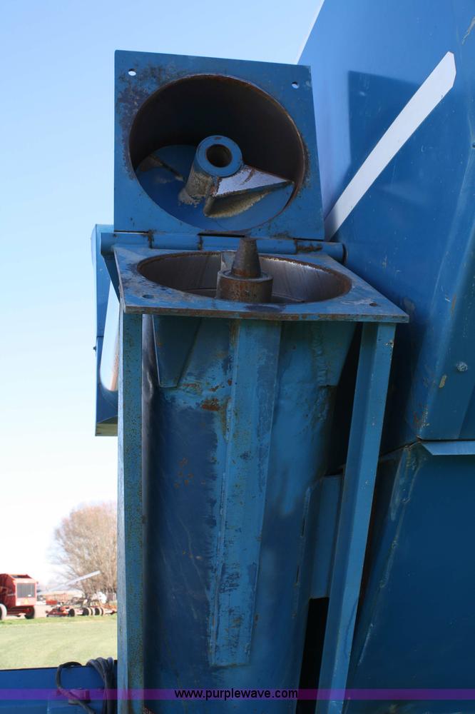 image for item 4803 1996 Kinze 1040 grain cart