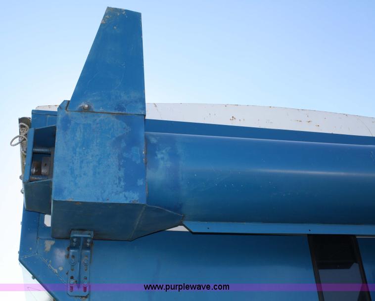 image for item 4803 1996 Kinze 1040 grain cart