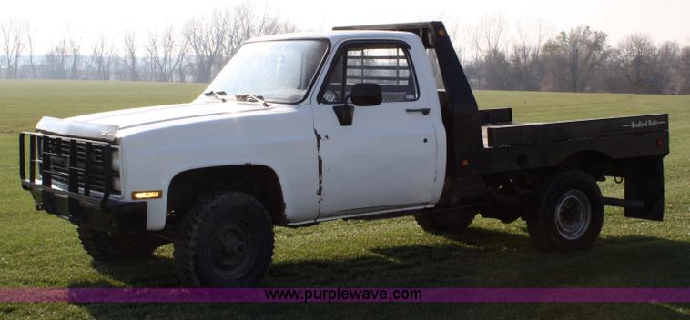 image for item 4807 1986 Chevrolet D30 flatbed truck