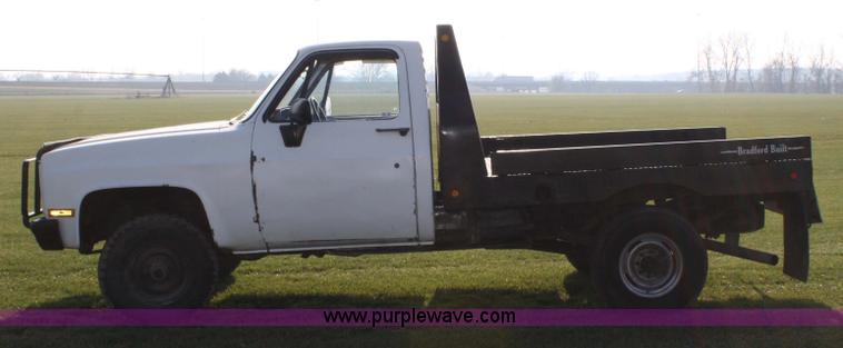 image for item 4807 1986 Chevrolet D30 flatbed truck