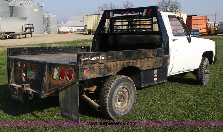 image for item 4807 1986 Chevrolet D30 flatbed truck