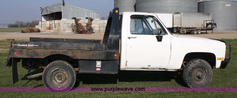image for item 4807 1986 Chevrolet D30 flatbed truck
