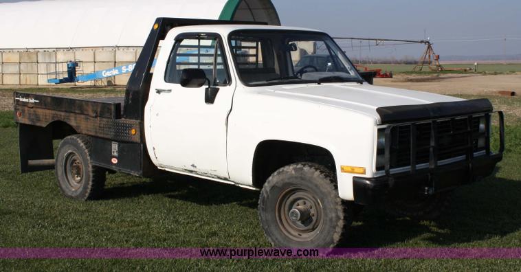 image for item 4807 1986 Chevrolet D30 flatbed truck