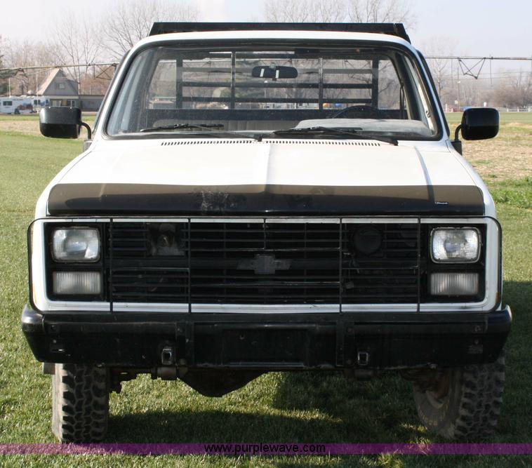 image for item 4807 1986 Chevrolet D30 flatbed truck