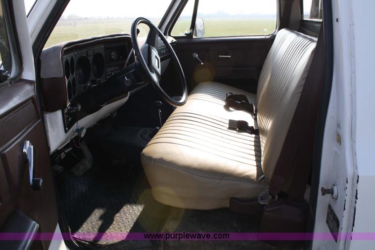 image for item 4807 1986 Chevrolet D30 flatbed truck