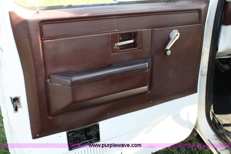 image for item 4807 1986 Chevrolet D30 flatbed truck