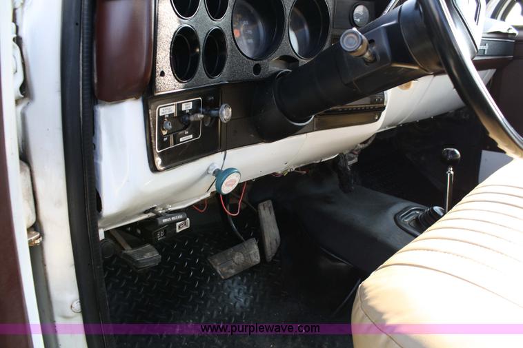 image for item 4807 1986 Chevrolet D30 flatbed truck