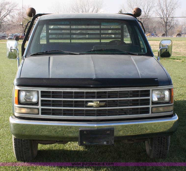 image for item 4808 1991 Chevrolet C2500 flatbed truck