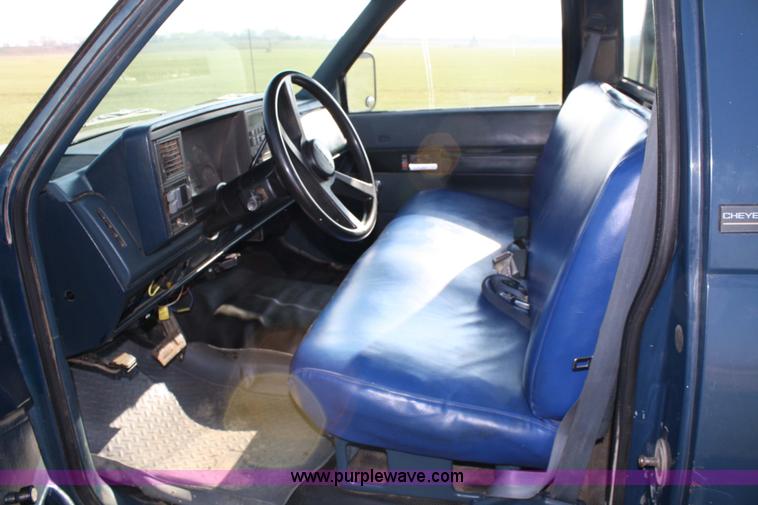 image for item 4808 1991 Chevrolet C2500 flatbed truck