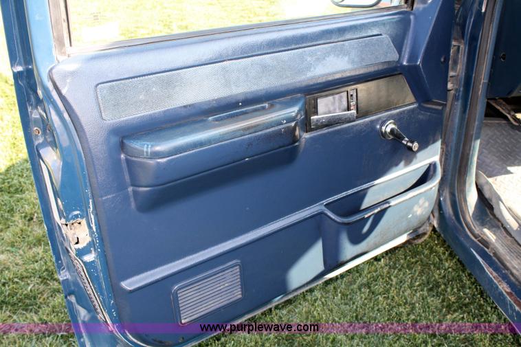 image for item 4808 1991 Chevrolet C2500 flatbed truck