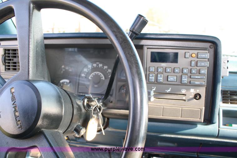 image for item 4808 1991 Chevrolet C2500 flatbed truck