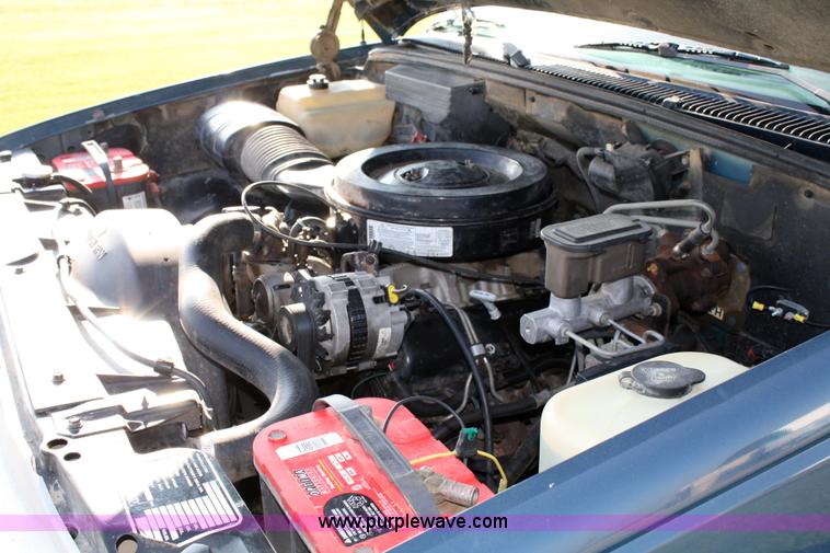 image for item 4808 1991 Chevrolet C2500 flatbed truck