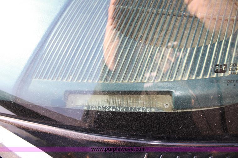 image for item 4808 1991 Chevrolet C2500 flatbed truck