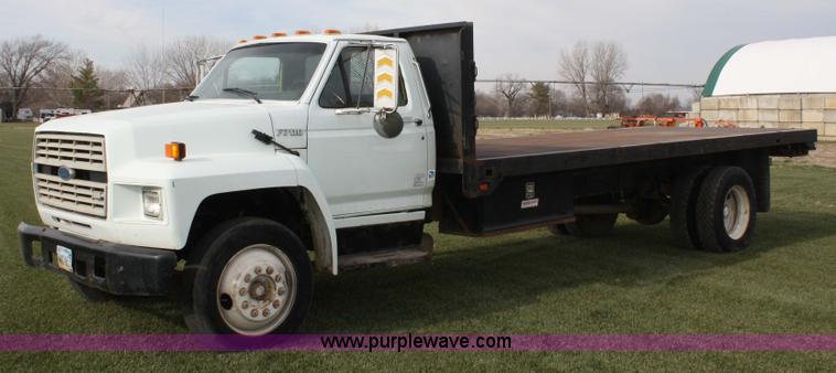 image for item 4814 1988 Ford F700 flatbed truck