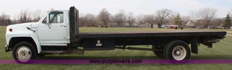 image for item 4814 1988 Ford F700 flatbed truck